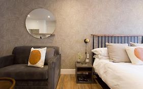 Blue Oasis Studio With Full Kitchen And Bath By Den Stays